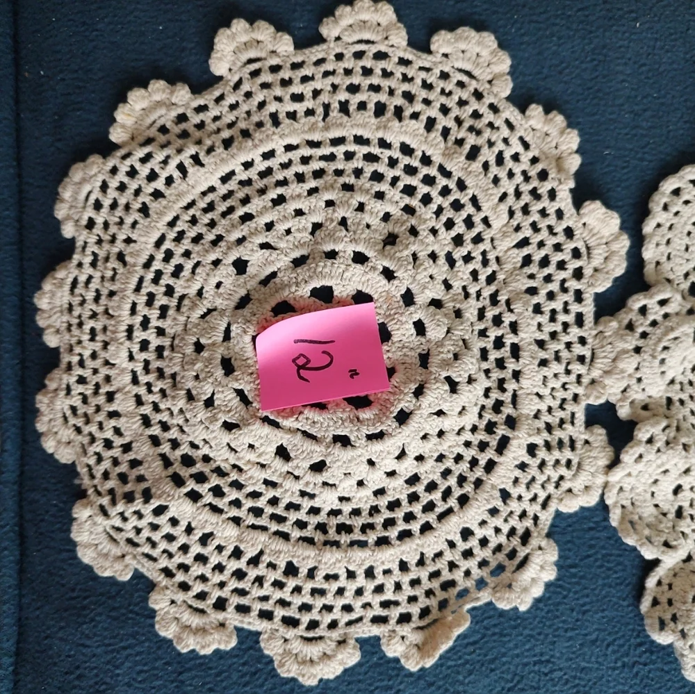 Lot of four vintage crochet beige doilies are made of cotton, 12